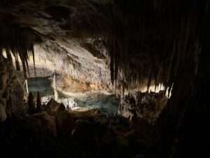 Erleuchtete Stalaktiten in der Drachenhöhle auf Mallorca