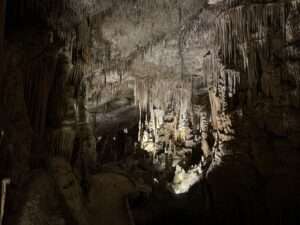 Unterirdischer See in der Drachenhöhle auf Mallorca