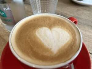 Cappuccino mit Herzmuster im Milchschaum in einem Café in Palma