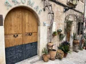 Eingang zu einem traditionellen Gebäude in Valdemossa, Mallorca