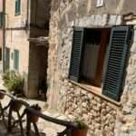 Traditionelles Gebäude mit grünen Fensterläden in Valldemossa