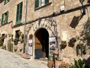 Eingang des Aromas Cafés in Valldemossa