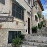 Historische Straße in Valldemossa mit Restaurant-Bar