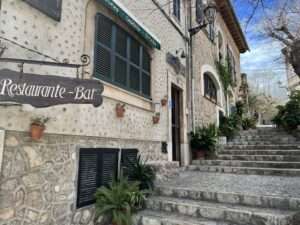 Historische Straße in Valldemossa mit Restaurant-Bar