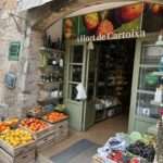 Obstladen in Valldemossa mit frischem Obst und Gemüse