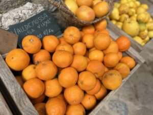 Nahaufnahme von Orangen auf einem Marktstand in Valldemossa