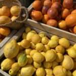 Nahaufnahme von Orangen und Zitronen auf einem Marktstand in Valldemossa