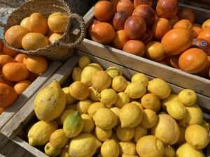Nahaufnahme von Orangen und Zitronen auf einem Marktstand in Valldemossa