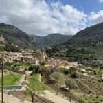 Malerisches Dorf Valldemossa, Mallorca, eingebettet in eine grüne Berglandschaft