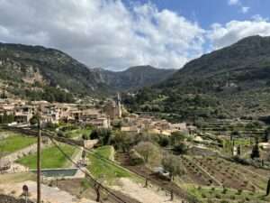 Malerisches Dorf Valldemossa, Mallorca, eingebettet in eine grüne Berglandschaft
