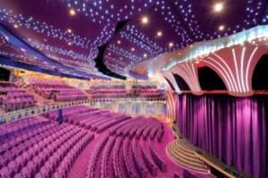 Das Theater des Kreuzfahrtschiffs, mit seiner beeindruckenden Sitzanordnung und der glitzernden Sternenhimmel-Beleuchtung, bietet ein außergewöhnliches Entertainment-Erlebnis. Die hochmoderne Bühnentechnik sorgt für unvergessliche Showabende.