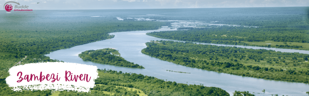 Majestätischer Zambezi: Flusskreuzfahrt ins Grüne Erleben Sie den majestätischen Zambezi-Fluss aus der Vogelperspektive, wie er sich durch die üppige Landschaft Namibias schlängelt – ein perfekter Ort für eine unvergessliche Flusskreuzfahrt. Dieses Bild, das die unendliche Weite und die natürliche Schönheit des Zambezi zeigt, lädt zu abenteuerlichen Erkundungen und entspannten Momenten am Wasser ein. Erkunden Sie die faszinierende Naturschönheit von Namibia mit einem unvergesslichen Abstecher ins Okavango-Delta, einem der atemberaubendsten Ökosysteme Afrikas.
