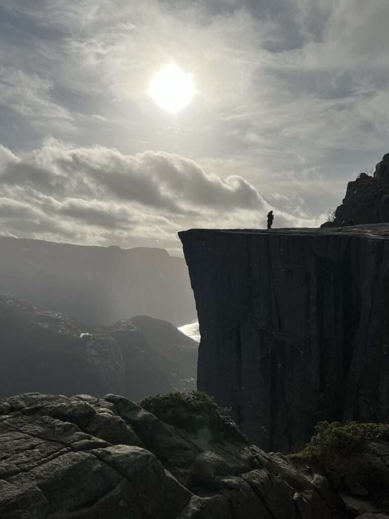 Nebeliger Morgen am Preikestolen Erleben Sie die geheimnisvolle Atmosphäre eines nebeligen Morgens am Preikestolen. Das Bild zeigt den Felsen, der von dichten Wolken umhüllt ist, während Wanderer ihren Weg durch den Nebel finden. Diese mystische Szene verleiht der Wanderung eine besondere Stimmung und lädt dazu ein, die unerwarteten Facetten der Natur zu entdecken.