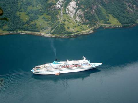 Als Meisterstück der Kreuzfahrtbranche gleitet die Albatros behutsam durch die Fjorde und zeigt, dass Abenteuer und Entspannung bei Phönix Reisen Hand in Hand gehen.