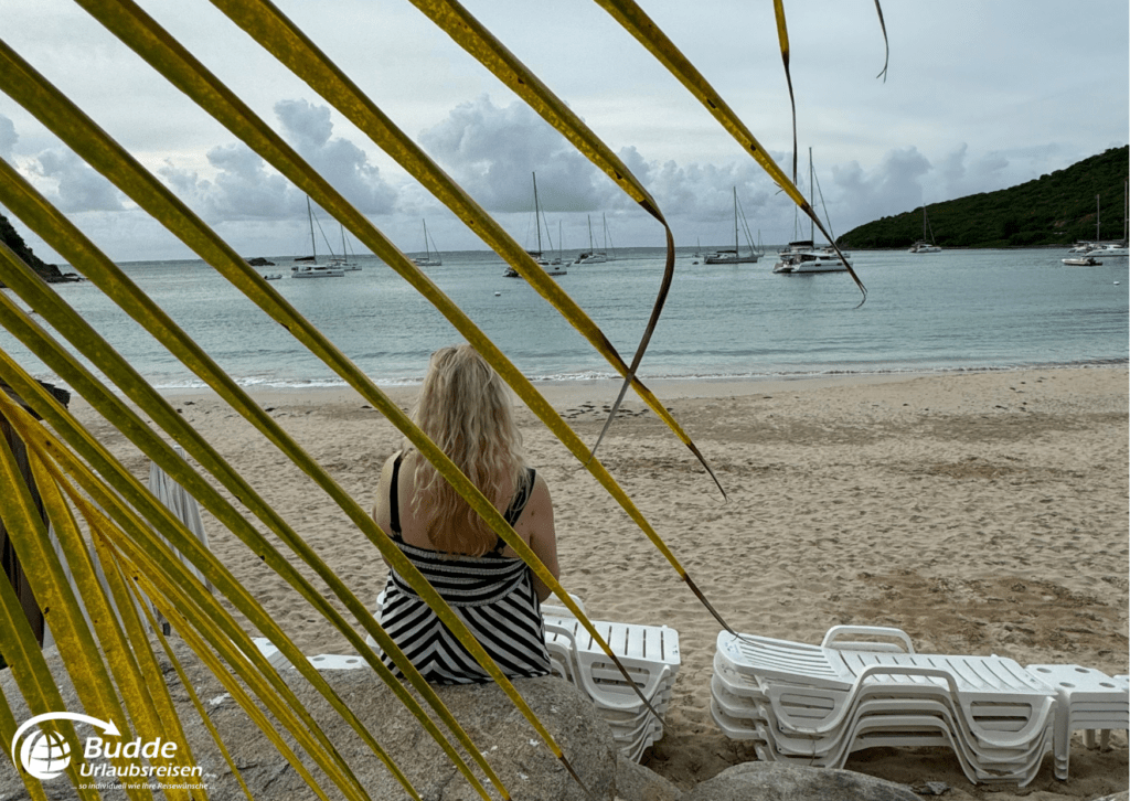 Frau am Strand des Anse Marcel Beach Hotel