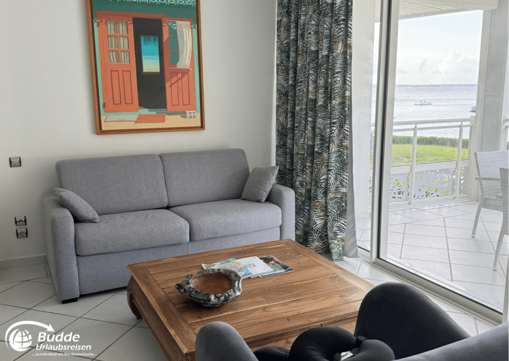 Wohnzimmer eines Zimmers im Anse Marcel Beach Hotel