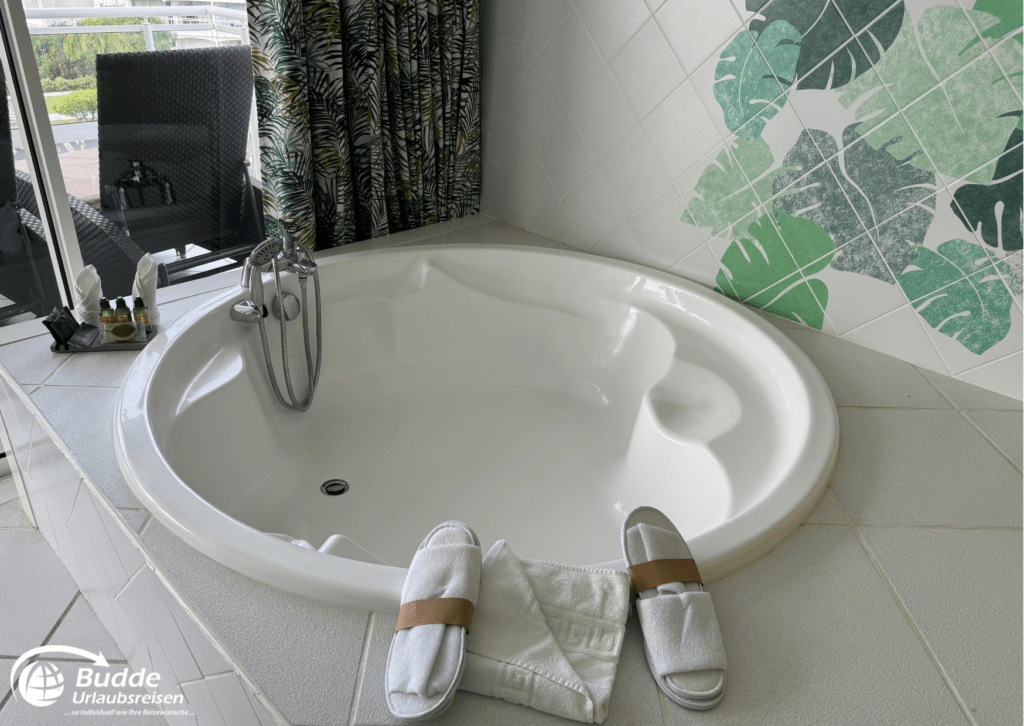 Jacuzzi im Zimmer im Anse Marcel Beach Hotel