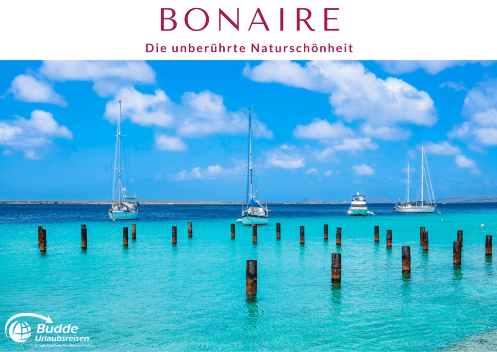 Segelboote im türkisfarbenen Wasser vor der Küste von Bonaire