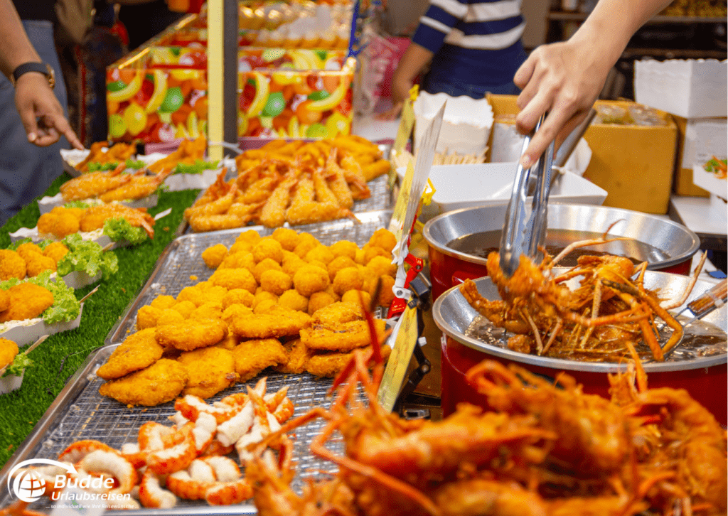 Street Food Markt in Thailand mit frittierten Meeresfrüchten und Snacks