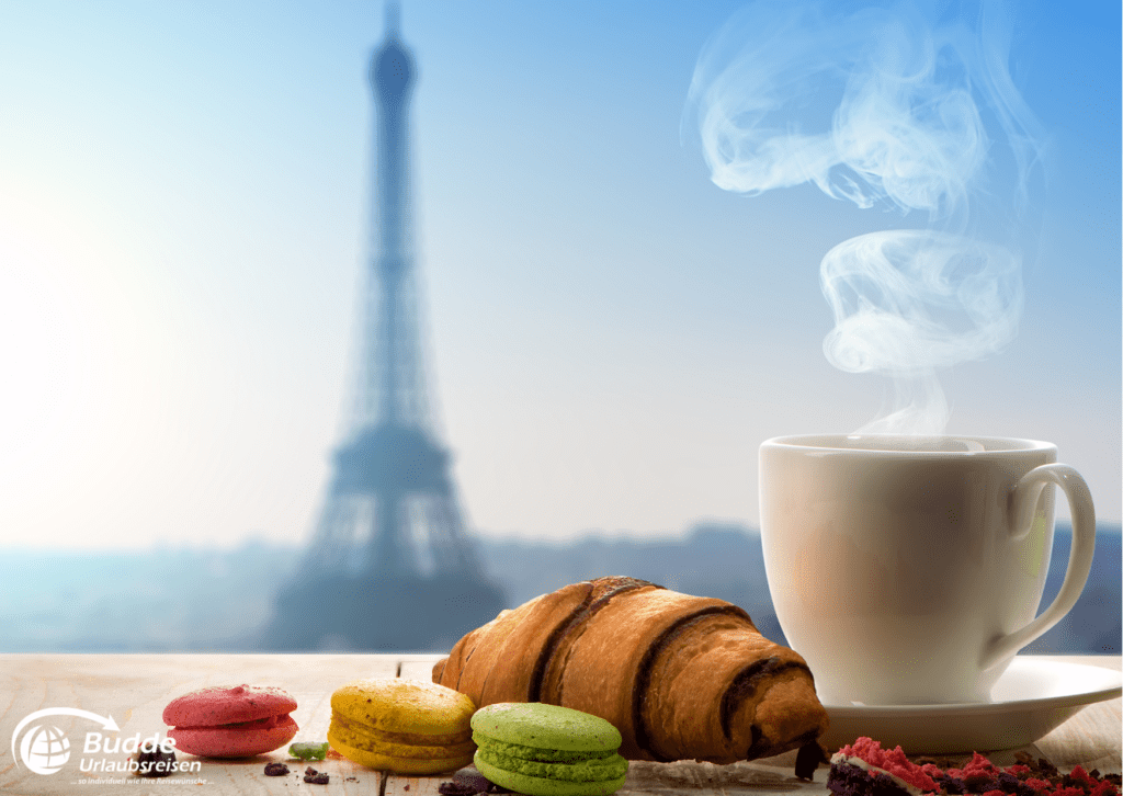 Französisches Frühstück mit Croissant, Macarons und einer Tasse Kaffee vor dem Eiffelturm