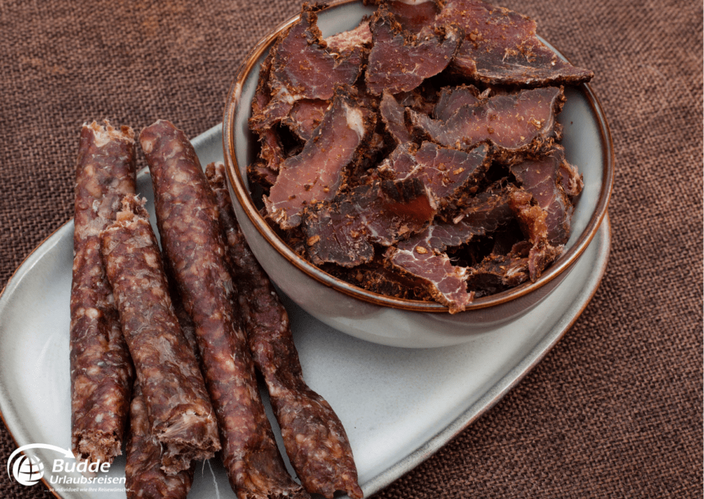 Südafrikanisches Biltong und Wurst auf einem Holzbrett.