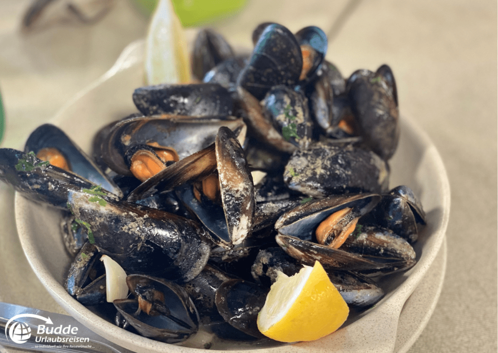 Frische Muscheln mit Zitronenscheiben in der Algarve.