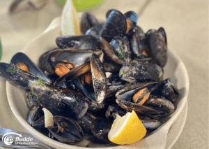 Frische Muscheln mit Zitronenscheiben in der Algarve.