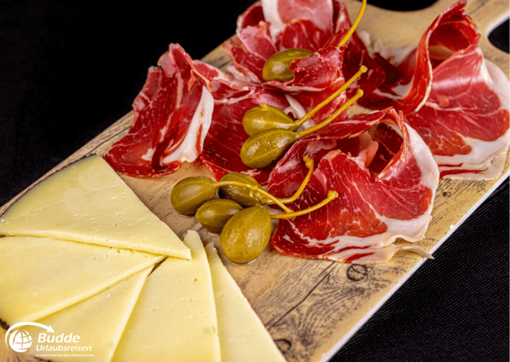 Spanische Tapas mit Serrano-Schinken und Käse.