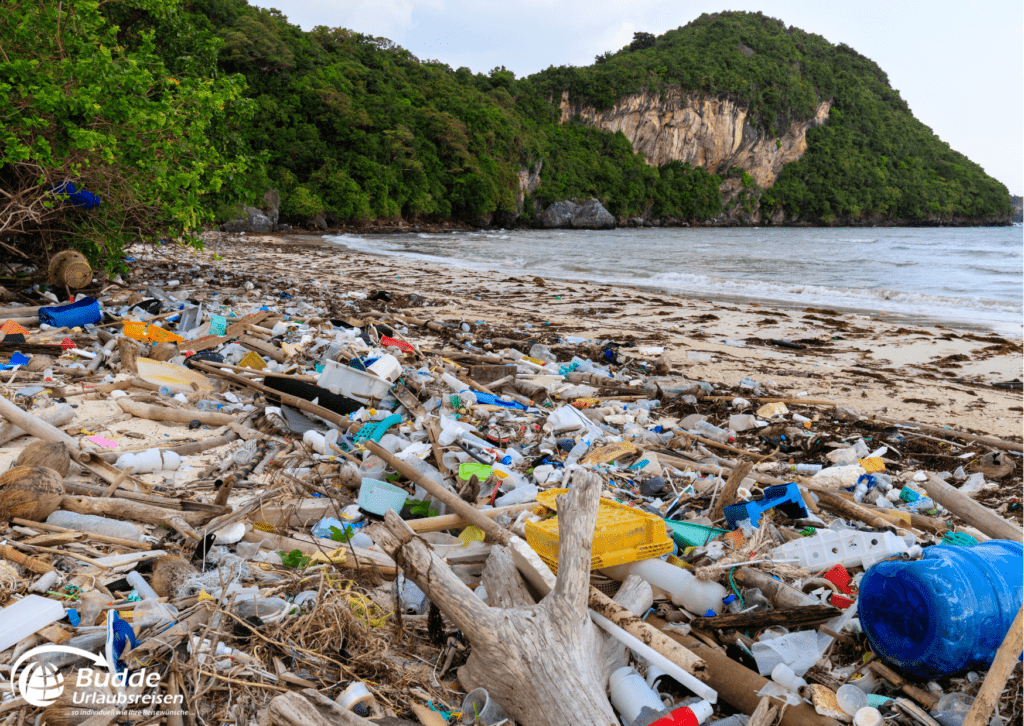 Ein Strand, der mit Plastikmüll und anderen Abfällen übersät ist.