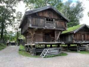 Traditionelles norwegisches Holzhaus auf Stelzen.