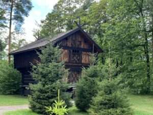 Traditionelles norwegisches Holzhaus umgeben von Bäumen.