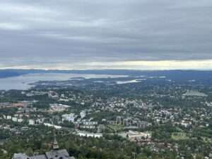 Panoramablick auf die Stadt Oslo und den umliegenden Fjord.