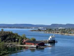 Panoramablick auf den Oslofjord mit kleinen Gebäuden am Ufer.
