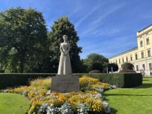 Statue von Königin Maud im Garten des Königlichen Schlosses in Oslo.
