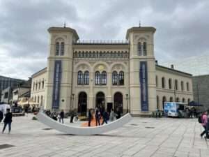 Das Nobel-Friedenszentrum in Oslo mit einer Ausstellung zur Meinungsfreiheit.