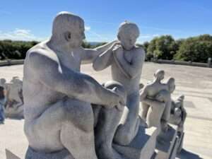 Eine Gruppe von Granitskulpturen, die verschiedene menschliche Figuren darstellen, im Vigeland-Skulpturenpark.