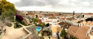 Panoramablick auf eine historische Stadt in der Algarve