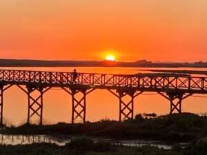 Sonnenuntergang über einer Holzbrücke