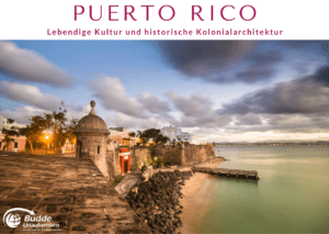 Historische Gebäude und Küstenlinie in Puerto Rico