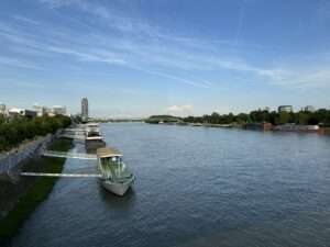 Donauufer in Bratislava mit anlegenden Booten und Promenade.