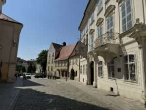 Gasse in der Altstadt von Bratislava mit historischen Gebäuden.