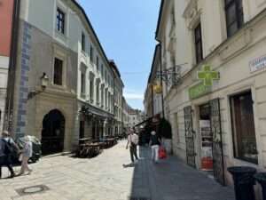 Historische Straße mit Geschäften und Cafés in der Altstadt von Bratislava in der Slowakei.