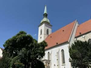St. Martinskathedrale in Bratislava an einem sonnigen Tag.