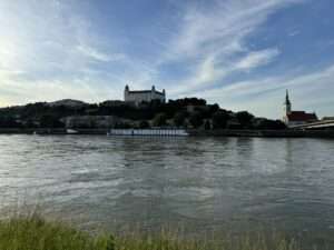 Blick auf die Burg Bratislava und St. Martinskathedrale von der Donau aus.