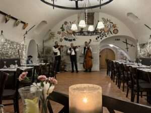 Traditionelle Musiker spielen in einem Restaurant in Bratislava.