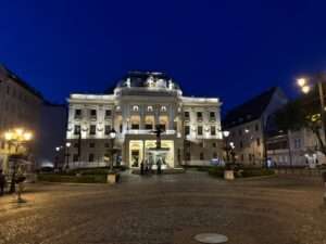Das Slowakische Nationaltheater in Bratislava bei Nacht.