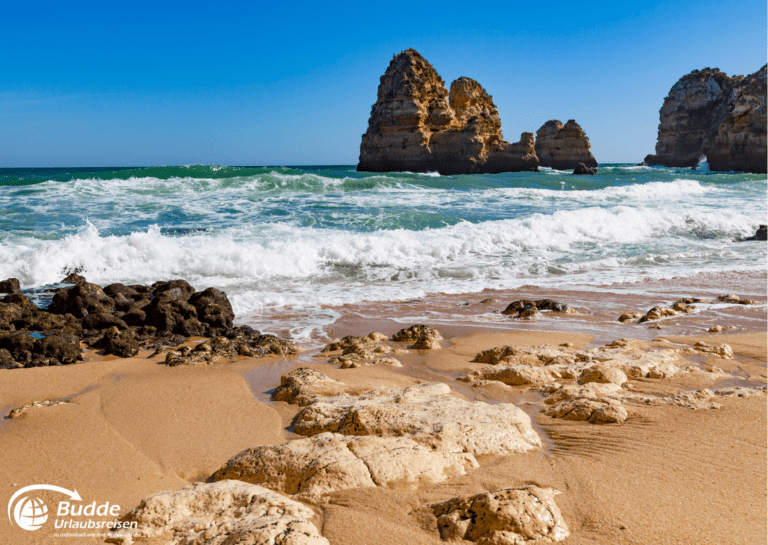 Wellen brechen an der Küste der Algarve