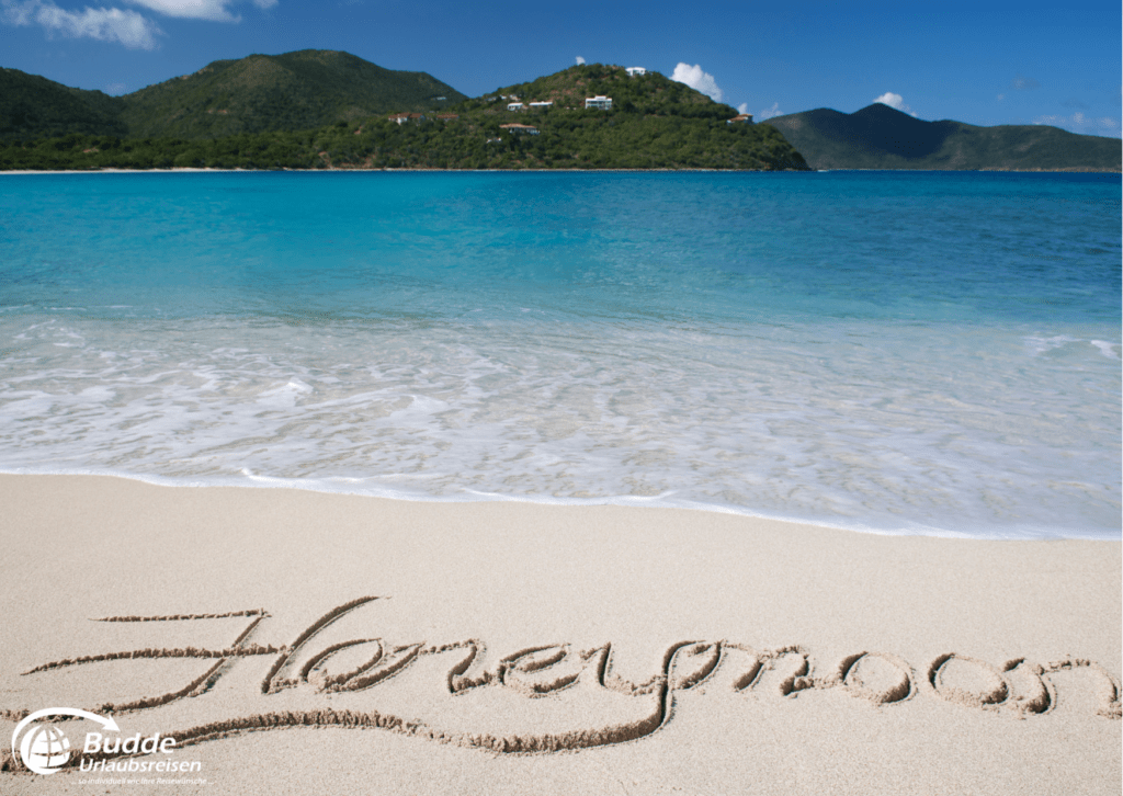 Schriftzug "Honeymoon" im Sand am Strand von Saint Martin.