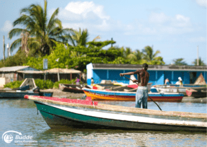 Fischer in Jamaika, der auf einem traditionellen Boot fischt
