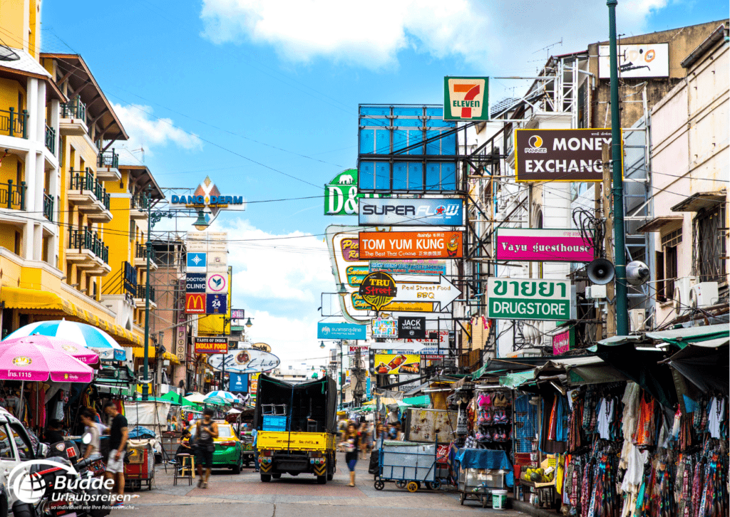 Khao San Road in Bangkok, ein lebendiger Markt, der eine typische Rundreise Thailand bereichert.